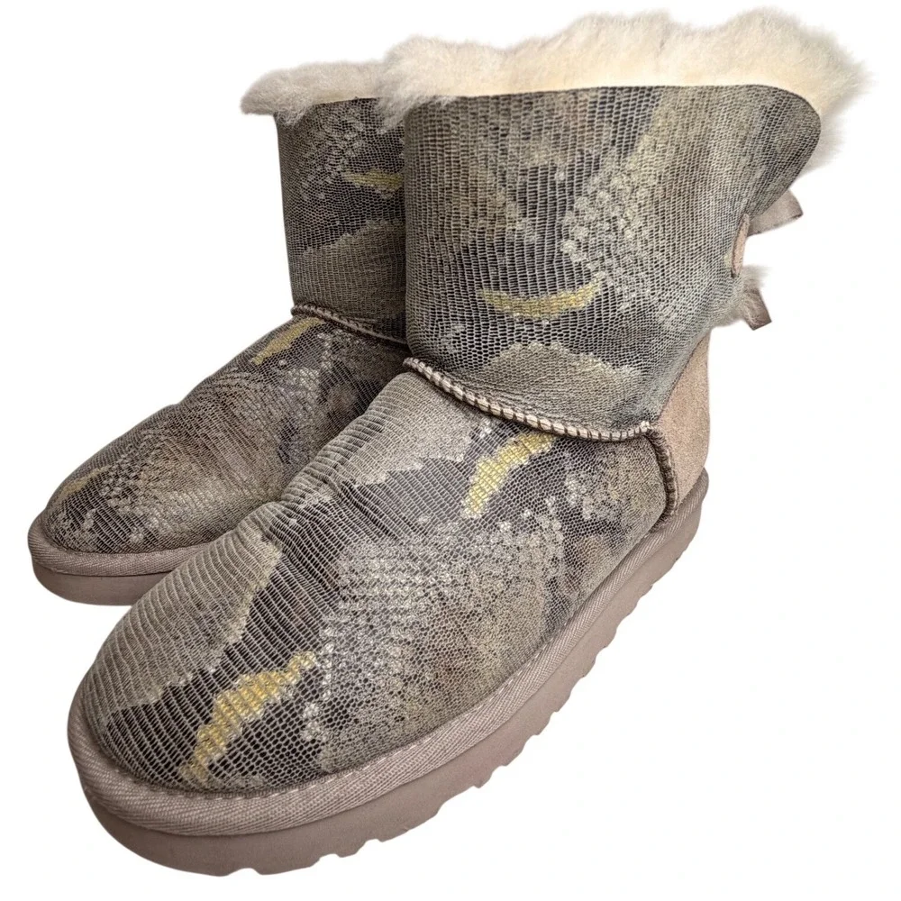 UGG Bailey Bow II Lizard Print Sheepskin Boots Sz 7 EU38 Beige 1005534
